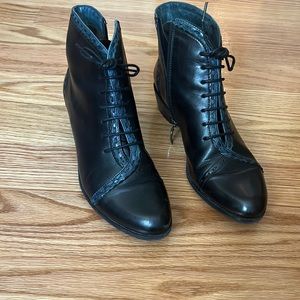 Like new ankle boot. Excellent comfortable quality leather